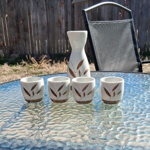 Beautiful Sake Set with Leaf Motif - White and Brown